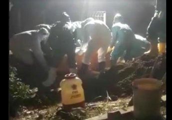 Viral Suara Cekikikan Wanita Misterius Terekam dalam Video Pemakaman Jenazah Covid-19 di Mojokerto, Petugas: Kita Tidak Mendengar Suara Itu