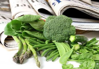 Jadi Kebiasaan Banyak Orang, Jangan Pernah Lagi Simpan Sayur dengan Kertas Koran! Efeknya Jauh Lebih Mengerikan dari yang Kita Bayangkan