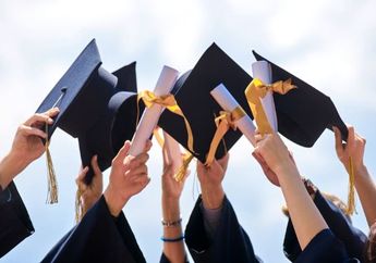 Ketiduran Nunggu Giliran Dipanggil, Mahasiswa Ini Ikut Wisuda Tanpa Mandi Hingga Lupa Pakai Celana, Komentar Orangtuanya Jadi Sorotan