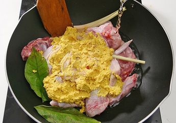 Dijamin Gak Bakal Keras, Begini Cara Masak Ayam Goreng Kuning yang Gurih