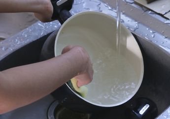 Terbongkar Cara Restoran Menghilangkan Bau Amis Saat Mencuci Peralatan Masak! Gunakan Bahan Rahasia Berikut