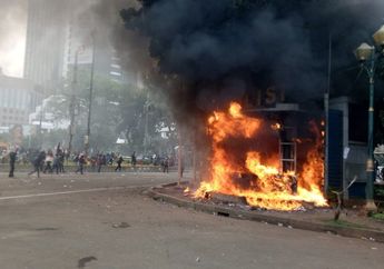 Demo Ricuh Hingga Bakar Pos Polisi di Dekat Istana Negara, Ternyata Jokowi Malah Pergi Ke Tempat Ini, Sengaja Hindari Massa Buruh?
