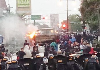 Tak Bisa Tenang Gara-gara Aksi Berujung Ricuh, Para Polisi Harus Rela Tahan Lapar Seharian Demi Amankan Demo di Kartasura, Begini Potretnya Saat Akhirnya Istirahat Santap Lauk di Pinggir Jalan
