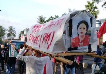 Arak Keranda dengan Foto Puan Maharani, Ini Sosok Mahasiswi Berhijab yang Ikut Nginap di Sel Polisi, Terbiasa Jadi Jenderal Lapangan
