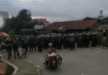 Emang Enggak Punya Rasa Takut, Emak-emak Bawa Bebek Nekat Tembus Barikade Polisi yang Sedang Amankan Demo UU Cipta Kerja, Kompol Nono Rusmana: Mana Bisa Kita Tahan