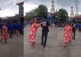 Pakai Daster Turun ke Kerumunan Massa, Terbongkar Niat Dibalik Emak-emak Viral Jemput Anaknya yang Sedang Demo, Seret Putranya Pulang Karena Masalah HP