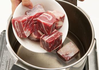 Perbedaan Membuat Kaldu Daging Pakai Air Dingin dan Air Panas, Enak yang Mana?