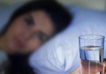 Sering Jadi Kebiasaan, Siapa Sangka Minum Air Putih Sebelum Tidur Tidak Dianjurkan, Alasannya Mencengangkan!