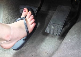 Sering Disepelekan, Nyetir Mobil dengan Sandal Jepit Ternyata Berbahaya Banget! Ahli Ungkap Bahaya yang Akan Terjadi