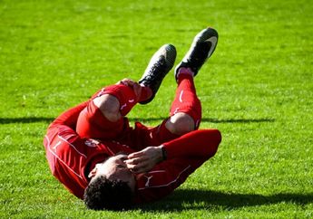 Asyik Bertanding, Pemain Bola Ini Mendadak Ambruk dan Hembuskan Nafas Terakhirnya di Lapangan, Ternyata Ini Penyebabnya