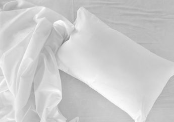 Simpan 3 Barang Ini di Bawah Bantal untuk Datangkan Keberuntungan!