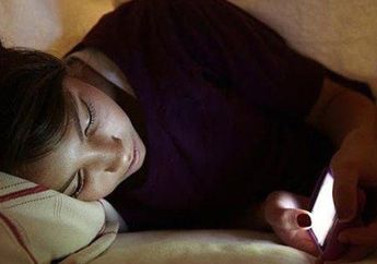 Wanita yang Sering Main Handphone Sebelum Tidur Wajib Waspada, Penyakit Mematikan ini Bisa Menyerang Tiba-tiba