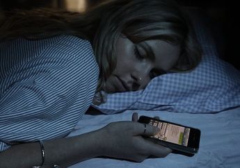 Mematikan! Ini 3 Bahaya Tidur dengan Handphone di Samping Kita
