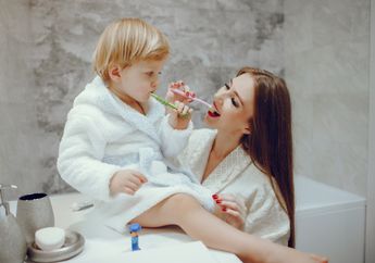 Mengajarkan Kebiasaan Menyikat Gigi pada Anak Bisa dengan Pasta Gigi Fluoride, Tapi Bahayakah untuk Anak? Begini Penjelasan Dokter