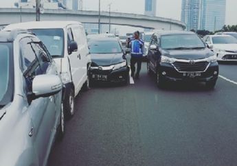 6 Mobil Terlibat Tabrakan Beruntun di Tol Dalam Kota Arah Semanggi, Ingat Lagi Jaga Jarak