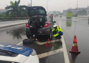 Alami Pecah Ban di Jalan Tol, Sebelum Ganti Ban Cadangan Lakukan Hal Ini Dulu