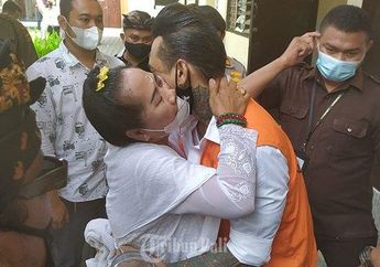 Dikenal Garang, Jerinx SID Minta Doa hingga Lakukan Ini Saat Sang Ibunda Hadiri Sidang Kasus IDI Kacung WHO