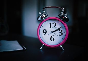 Pakar Bocorkan Alasan Mengapa Kamu Tidak Boleh Melihat Jam Saat Terbangun di Malam Hari, Ada Efek Sampingnya!