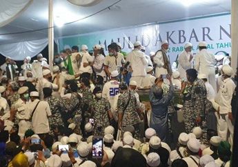 Bikin Kerumunan Hingga Dipanggil Polisi, Poster Habib Rizieq Diturunkan Pria Berbaju Loreng, Sosok Ini Yakin Pelakunya Bukan TNI