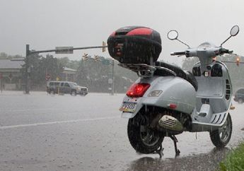 Terpaksa Naik Motor Saat Hujan, Ingat Selalu Wajib Hindari 2 Hal Ini