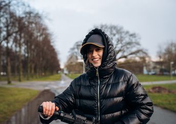 Jangan Sembarangan Memilih Jaket untuk Berkendara dengan Motor di Tengah Hujan, Ini yang Ladies Perlukan!