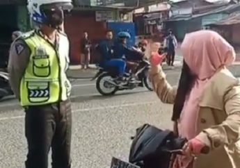 Viral Emak-Emak Teriak Allahu Akbar ke Petugas, Ingat Lagi Denda Nggak Pakai Helm