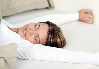Tidak Sengaja Semalam Tidur Tanpa Bantal, Wanita Ini Kaget Melihat Perubahan yang Terjadi Pada Tubuhnya