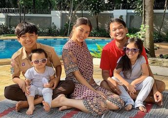 Baby Thania Mampu Bantu Orang Tuanya Cari Uang Meski Baru Berusia Setahun, Netizen Salfok Khawatirkan Kondisi Kaki Putri Sarwendah Saat Lakukan Foto Produk Ini, Kenapa?