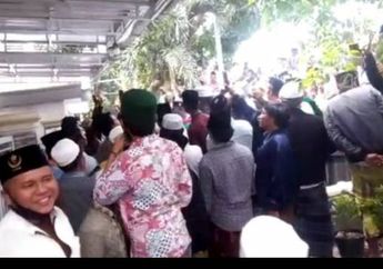 Ratusan Massa Bersorban Nekat Geruduk Rumah Ibundanya, Mahfud MD Pilih Lakukan Hal Ini: Saya Punya Jabatan!