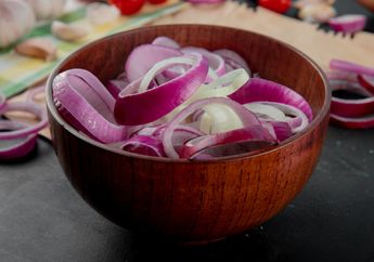 Coba Taruh Irisan Bawang Merah Di Sudut Rumah Ketika Hujan, Jangan Kaget Saat Rasakan Efek Luar Biasanya Pada Tubuh