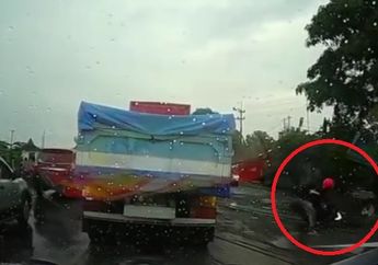 Percaya Nggak Percaya, Motor Jatuh Saat Melintasi Rel Kereta Kondisi Hujan Bisa Gegara Si Hitam