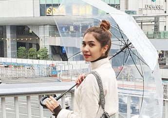 Mau Tampil Kece Saat Musim Hujan? Intip 3 Ide OOTD ala Mikha Tambayong, Yuk!