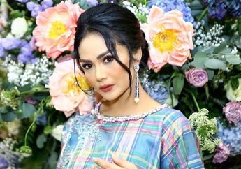 Kenakan Mukena Putih Tanpa Make Up, Lingkaran Hitam di Mata Krisdayanti Jadi Sorotan