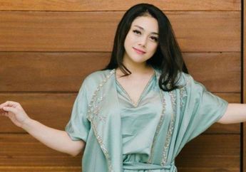 Padahal Anaknya Sudah 4, Celine Evangelista Tampil Bak ABG Pamer Foto Seksi Pakai Dress Ketat di Pinggir Kolam, Netizen: Gak Mau Kalah Sama yang Muda