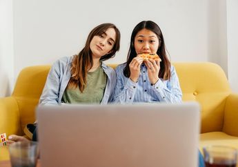 Selama Ini Sering Dilakukan, Ternyata Makan Sambil Nonton Film Bisa Bahayakan Tubuh, Efeknya Nggak Main-Main!