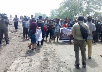 Blokade Terminal Bus Freeport, Ratusan Warga Korban Konflik Aparat dengan KKB Minta Dipulangkan ke Kampung Halaman Setelah 10 Bulan Diungsikan ke Timika