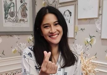 Unggah Foto Kenakan Baju Ko Moon Yeong 'It's Okay Not to Be Okay', Dian Sastro Buat Takjub Netizen: Cantinkya Melebihi Artis Korea!