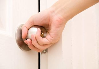 Ada yang Tak Gampang Karatan, Tilik Perbandingan Dua Material Pembentuk Handle Pintu!