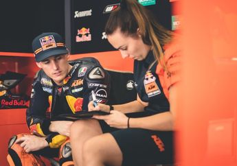 Paddock MotoGP Nggak Identik dengan Bule Ganteng, di KTM Ada yang Cantik Juga