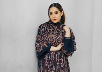 Nongkrong Bareng Temen Pakai Kaus Unik Rp 8 Jutaan, Nagita Slavina Langsung Bikin Netizen Jantungan: Hapeku Sungkem sama Bajunya Mama Gigi..