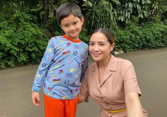 Tak Cukup Rok Jutaan, Nagita Slavina Kegirangan dapat Sandal Teplek Rp 100 Ribuan untuk Hadiah Ulang Tahun dari Rafathar, Netizen Langsung Ngelus Dada