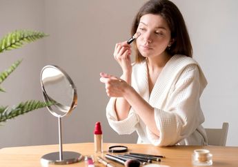 5 Tren Make Up di Awal Tahun 2021, Lipstik Merah Hingga Eyeliner Tebal