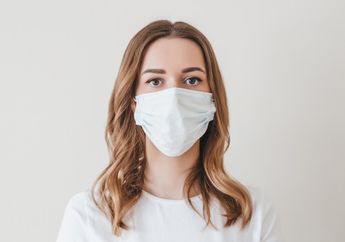 STOP Turunkan Masker Ke Dagu! Ahli Bongkar Cara Aman Simpan Masker Saat Mau Makan
