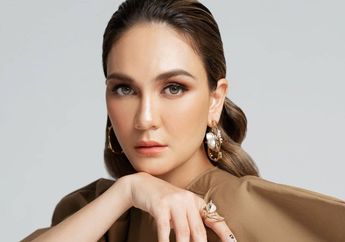 Luna Maya Blak-blakan Akui Lebih Nyaman dengan Brondong, Gaya Seksinya Saat Klarifikasi Pakai Tank Top dan Leher Terlilit Sweater Jadi Sorotan!