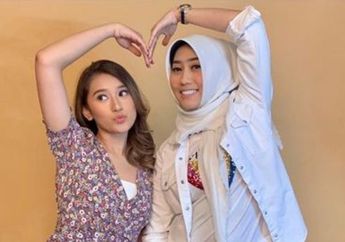 6 Fashion Kompak Anak Parto, Amanda Caesa Bareng Mama. Seru Abis!