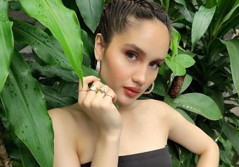 Duduk Bareng Angga Yunanda, Celana Cinta Laura Justru Bikin Netizen Salfok: Belum Dikancing!