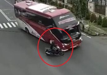 Traffic Light Masih Hijau Jangan Asal Gas Pol, Pemotor Disenggol Bus