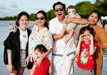 Bak Keluarga Keraton, Andhika Pratama dan Ussy Sulistiawaty Boyong sang Putra Bontot dan 4 Anak Perempuannya Jalani Pemotretan Pakai Lurik Jawa Lengkap dengan Blangkon, Netizen Auto Histeris : MasyaAllah Cakep Semua