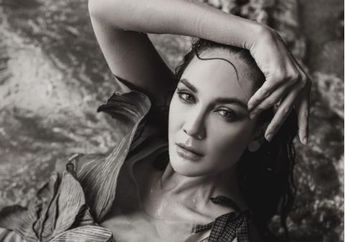 Kepergok Jadi Tukang Foto Ayu Dewi dan Regi Datau, Luna Maya Kenakan Sepatu Selop Berbahan Kulit Sapi Seharga Rp 17 Juta Demi Ngintil Sahabat Karibnya, Wow