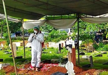 Rina Gunawan Tinggalkan Dunia untuk Selama-lamanya, Teddy Syah Ungkap Alasan Jenazah Istrinya Dimakamkan Satu Liang dengan Mendiang Ayah